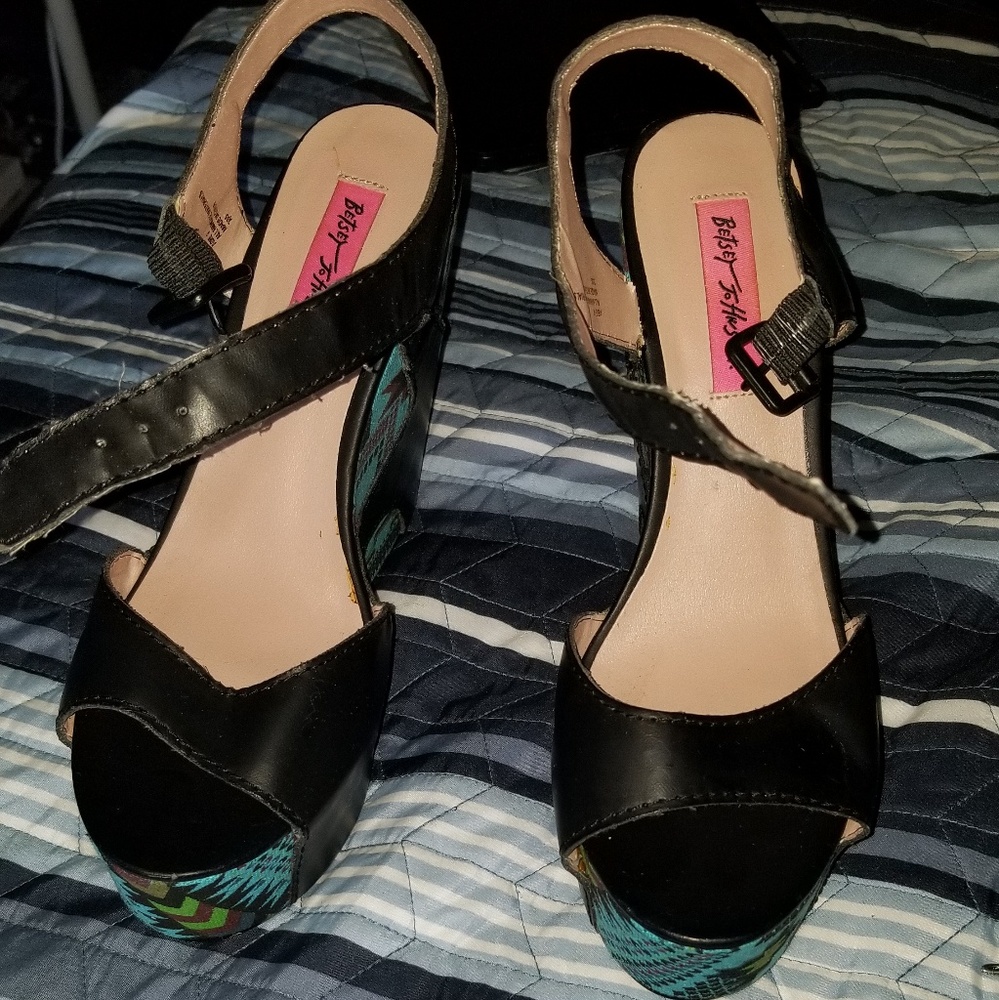 Betsey Johnson Abie wedges sz 9